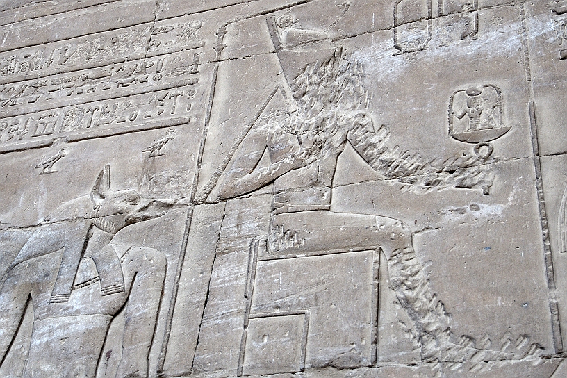 14 MAK_6267.jpg - Particolare del volto del sovrano scalpellato per distruggere l'identità e la forza vitale del soggetto raffigurato.